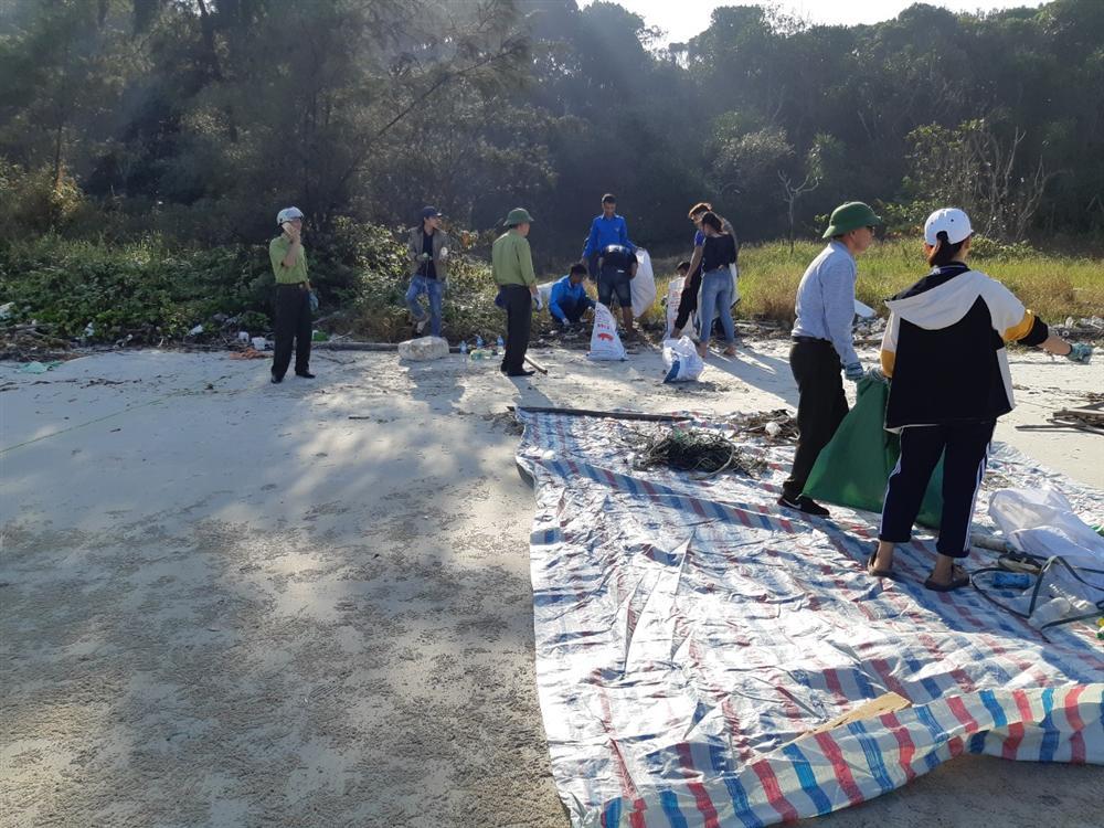 Chương trình giám sát rác thải nhựa bãi biển 12 anh 2