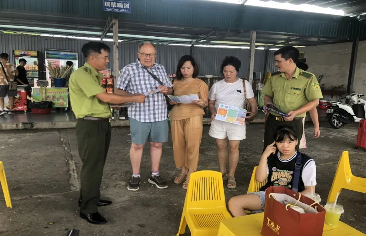 Tuyên truyền, phổ biến Luật Lâm nghiệp và các văn bản có liên quan tại Vườn quốc gia Bái Tử Long 11 001 1