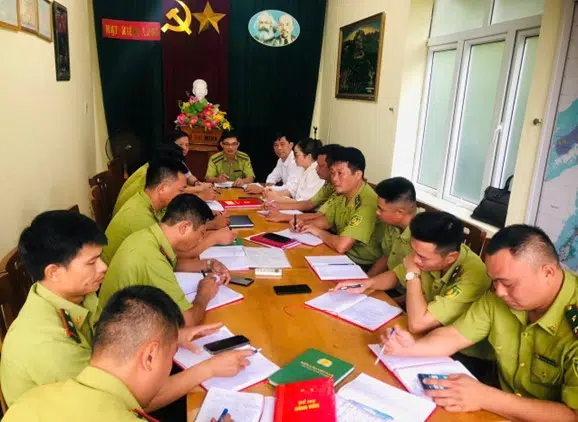 Đồng chí Vũ Văn Hiển – Phó Bí thư Đảng uỷ, Phó Giám đốc Ban Quản lý Vườn quốc gia Bái Tử Long dự và chỉ đạo kỳ sinh hoạt chi bộ thường kỳ tháng 8/2025 tại Chi bộ Hạt Kiểm lâm 5 001 2