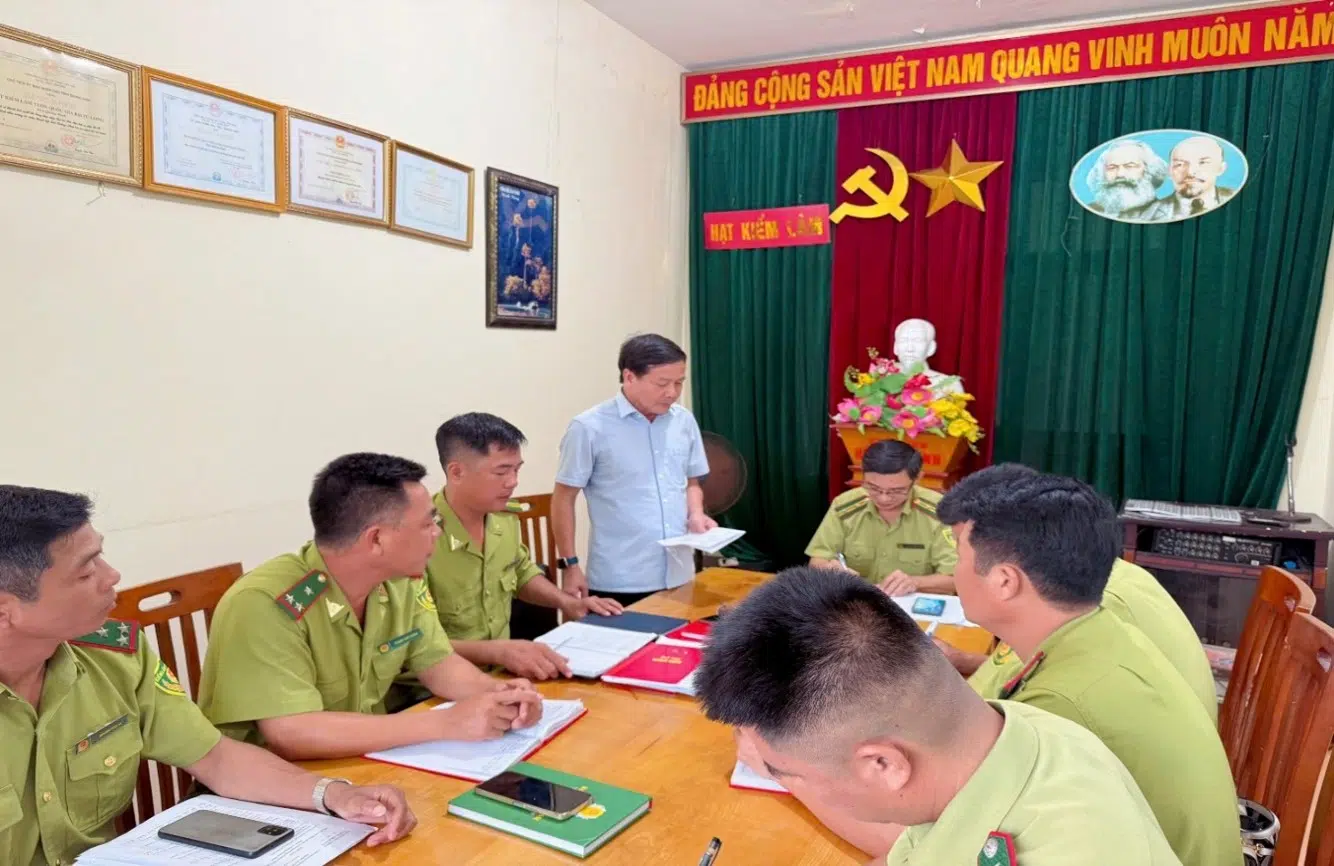 Đồng chí Vũ Văn Hiển – Phó Bí thư Đảng uỷ, Phó Giám đốc Ban Quản lý Vườn quốc gia Bái Tử Long dự và chỉ đạo kỳ sinh hoạt chi bộ thường kỳ tháng 8/2025 tại Chi bộ Hạt Kiểm lâm 6 002 2