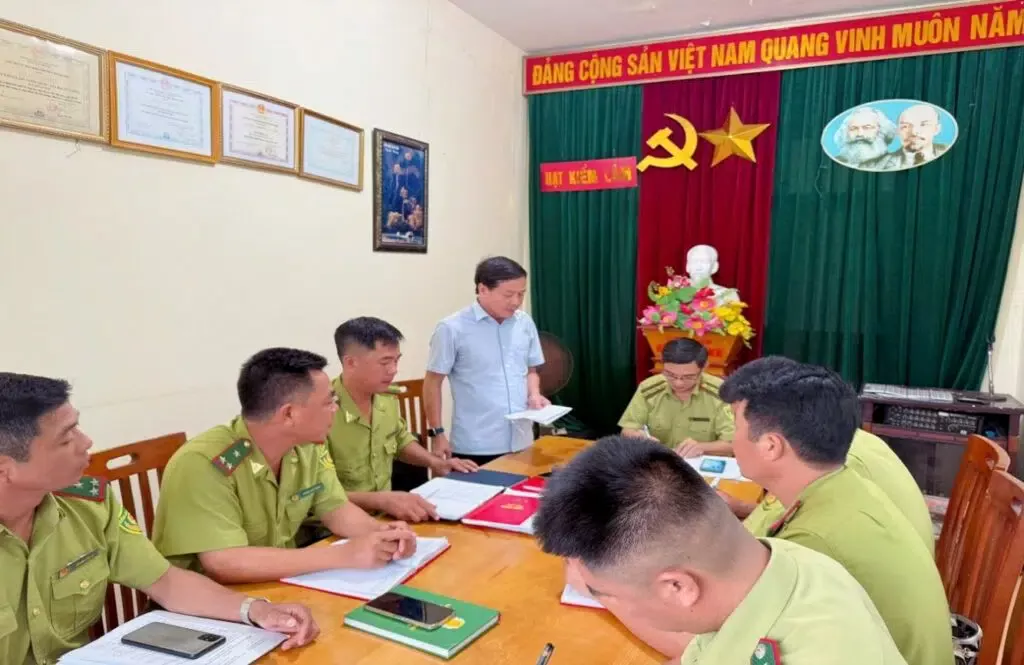 Đồng chí Vũ Văn Hiển – Phó Bí thư Đảng uỷ, Phó Giám đốc Ban Quản lý Vườn quốc gia Bái Tử Long dự và chỉ đạo kỳ sinh hoạt chi bộ thường kỳ tháng 8/2025 tại Chi bộ Hạt Kiểm lâm